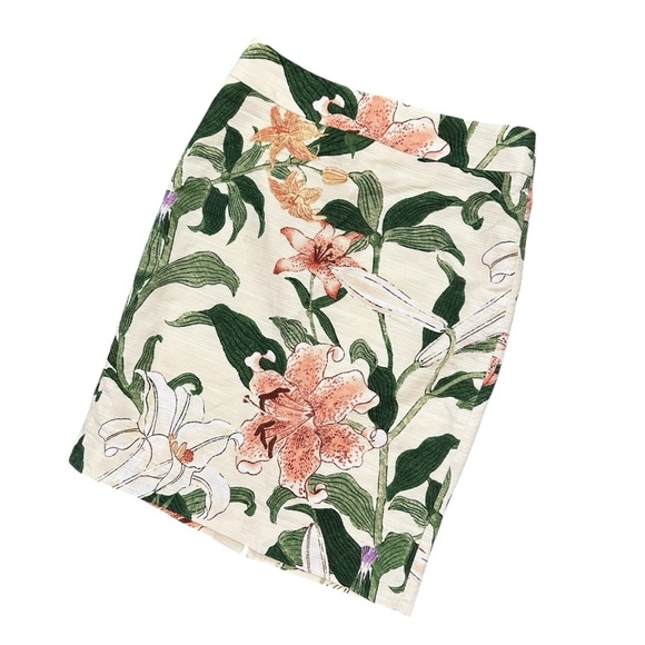 Ann Taylor Garden Floral Pencil Skirt with lilies 2 Petite - Picture 2 of 9